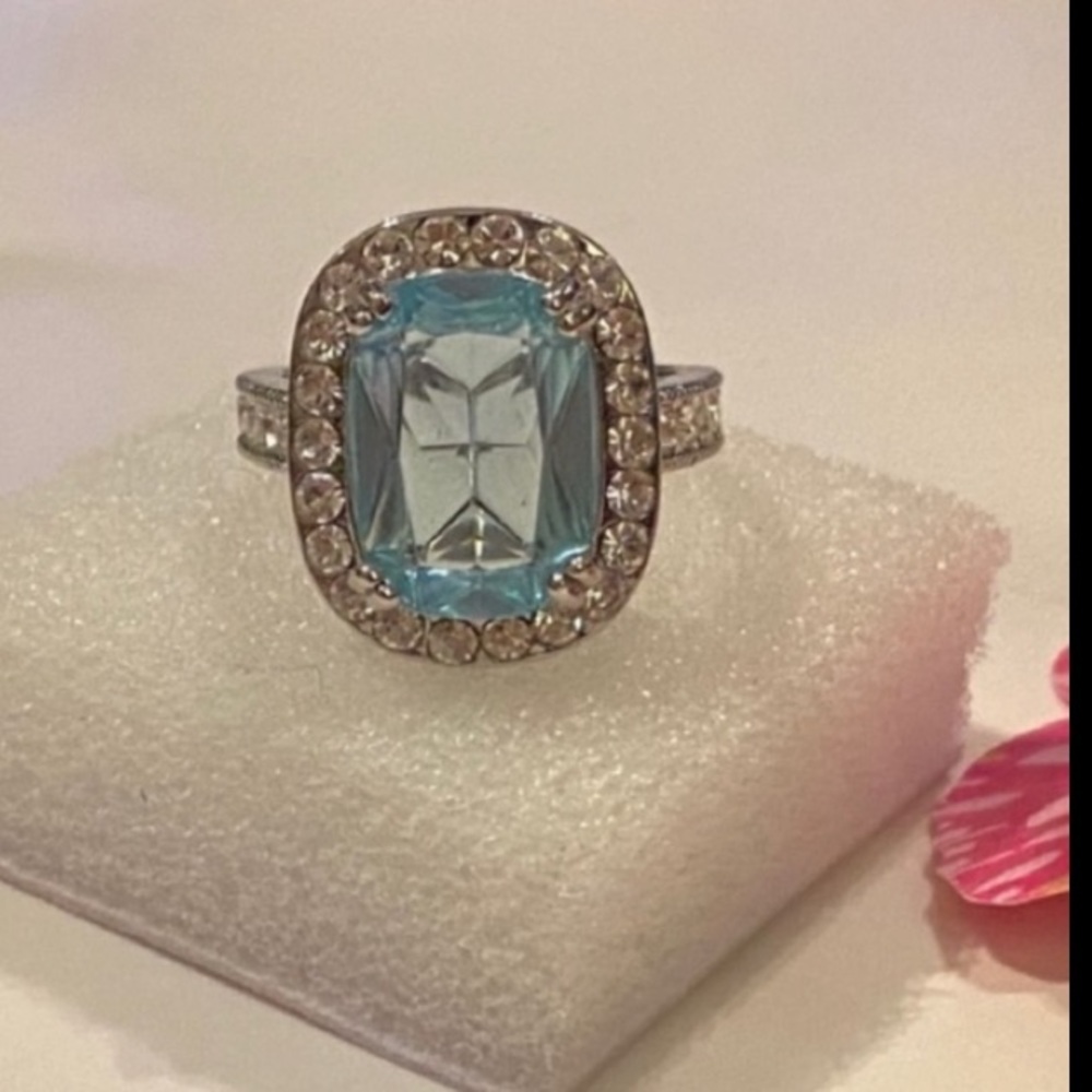 Gorgeous Cushion Cut Aquamarine ring